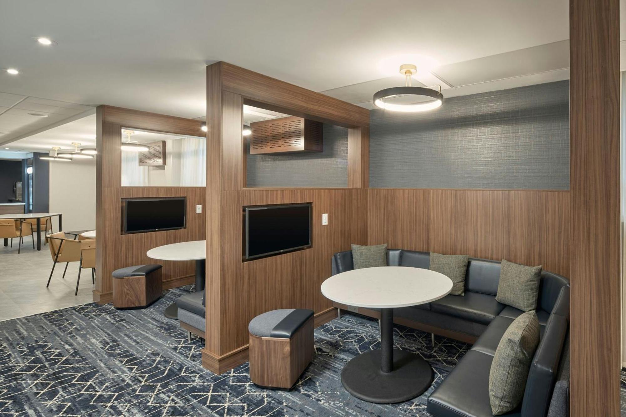 Courtyard By Marriott Regina Downtown Hotel Екстериор снимка