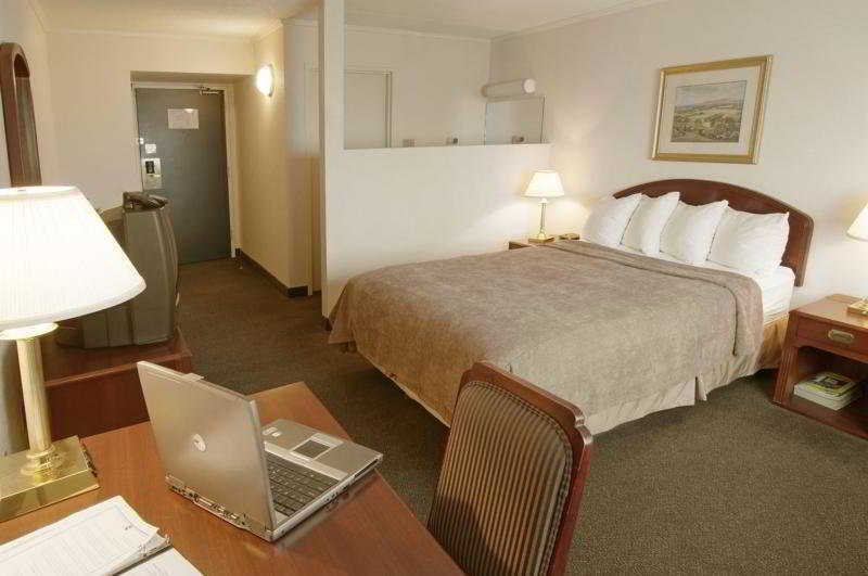 Courtyard By Marriott Regina Downtown Hotel Стая снимка
