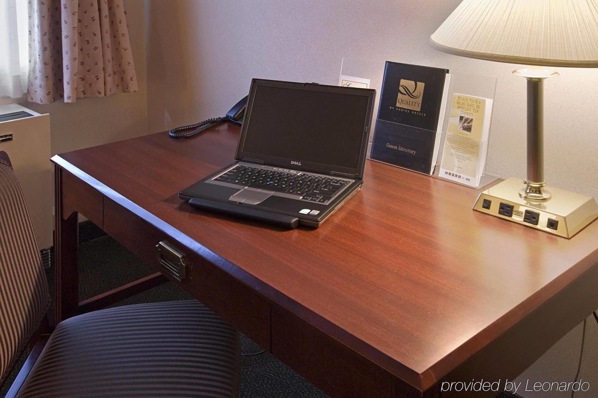Courtyard By Marriott Regina Downtown Hotel Стая снимка